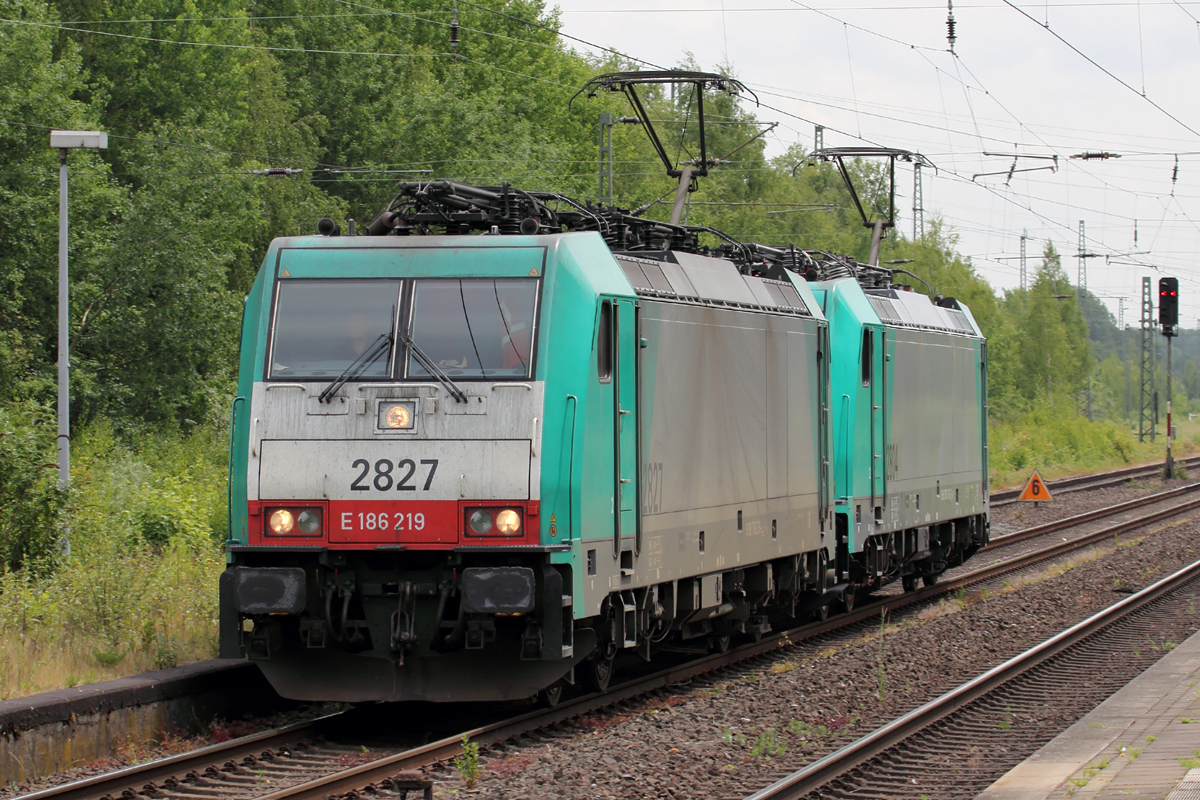 COBRA 2827 (E186 219) mit COBRA 2804 (E186 196) durchfahren Viersen 1.6.2015
