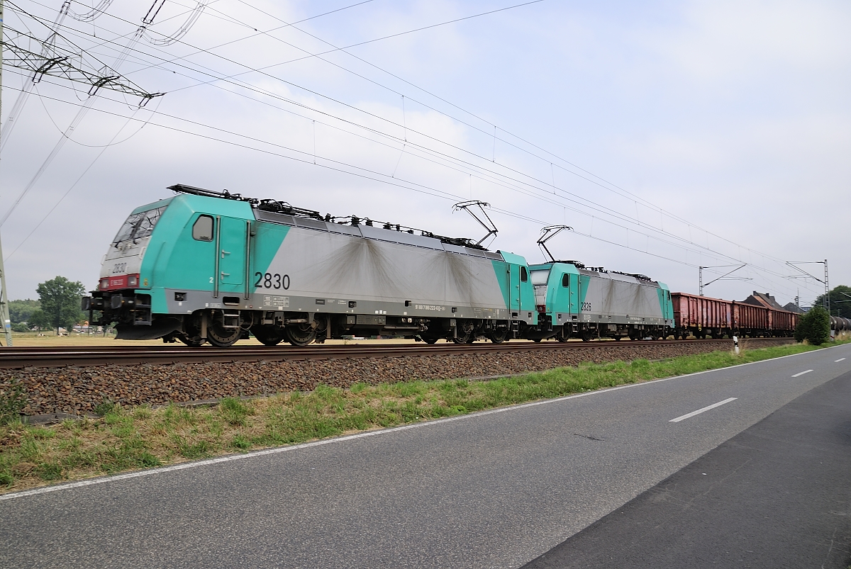 Cobra 2830 & 2826 im Doppelpack  auf der KBS 485 mit einem Gemischtwarenhändler in Richtung Aachen am 8.8.2015 bei Süggerath