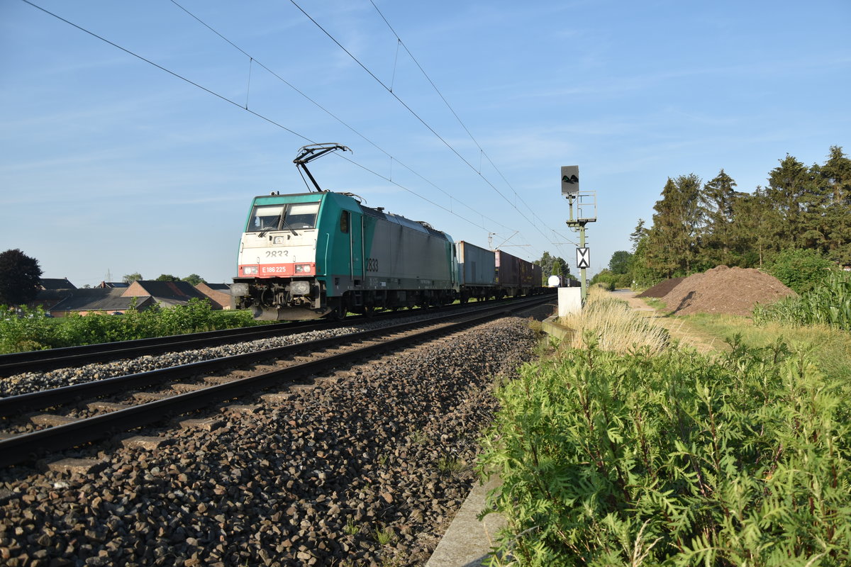 Cobra 2833/alias E186 225 kommt am Abend des 26.6.2018 bei Gubberath vor meine Linse, als sie mit einem Containerzug gen Rheydt fährt.