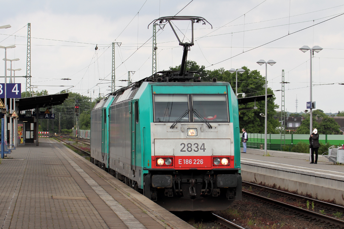COBRA 2834 (E186 226) mit COBRA 2807 (E186 199) am Haken durchfahren Viersen 1.6.2015