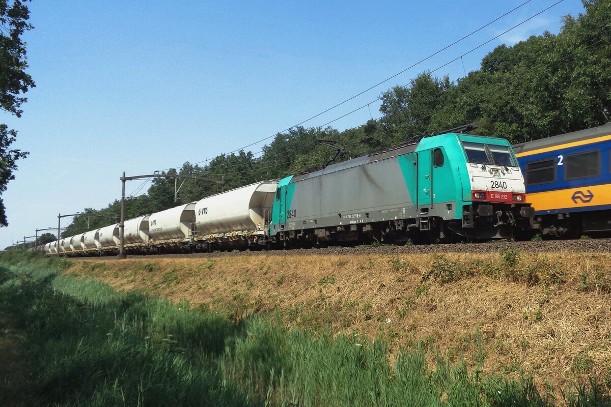 CoBRa 2840 schleppt ein Getreidezug am 27 Juli 2018 durch Tilburg Oude Warande.
