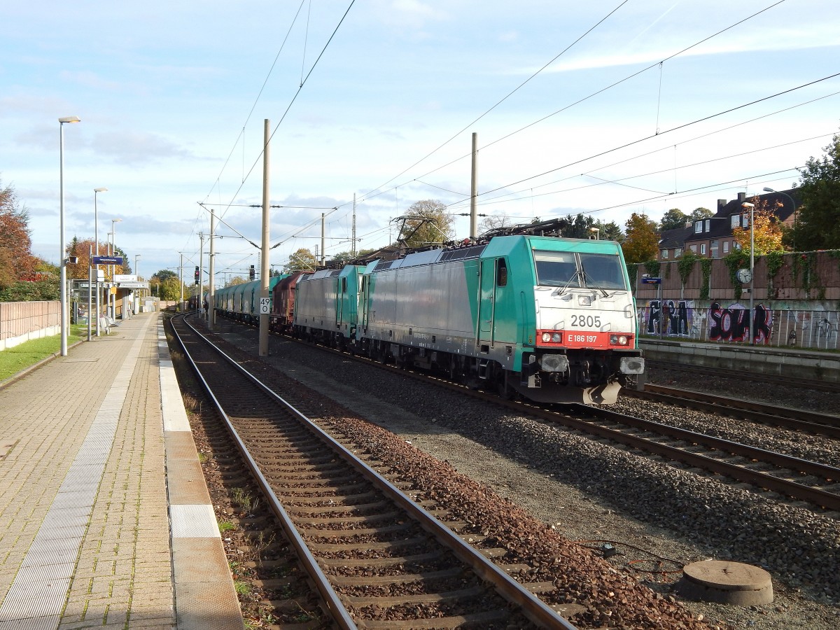 Cobra im Doppelpack. E 186 197 und einer weiteren E 186 kamen mit einem belgischen Güterzug durch Langerwehe in Richtung Aachen gefahren.

Langerwehe 26.10.2014