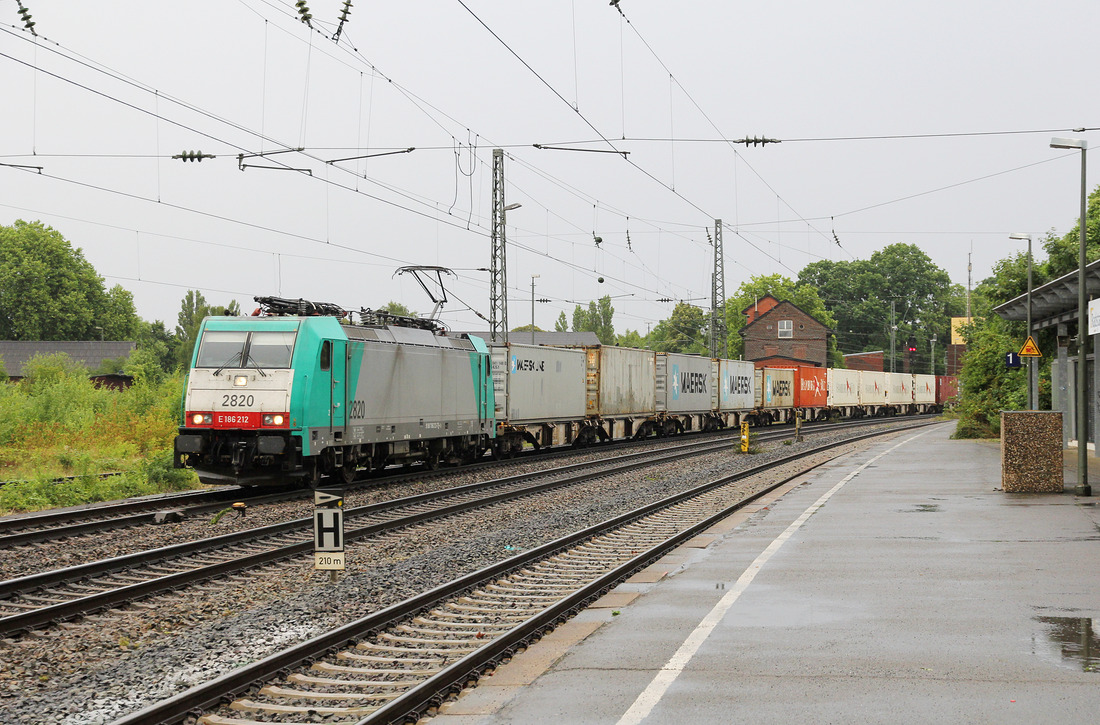 Cobra E 186 212 mit einem Containerzug im Bahnhof Minden (Westfalen) am 28. Juni 2017.