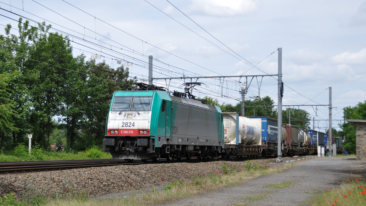 Cobra-Lok 186 216 alias 2824 auf dem Weg von Aachen-West Richtung Hasselt. Aufnahme vom 10/06/2017 in Bassenge.