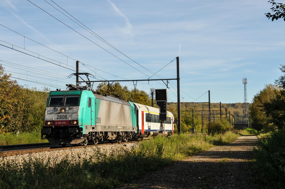 Cobra-Lok 2808 auf einer Überführungsfahrt mit einem I6-Personenwagen auf der Montzenroute bei Remmersdael von Deutschland kommend in Richtung Visé. Aufgenommen am 18/10/2014.