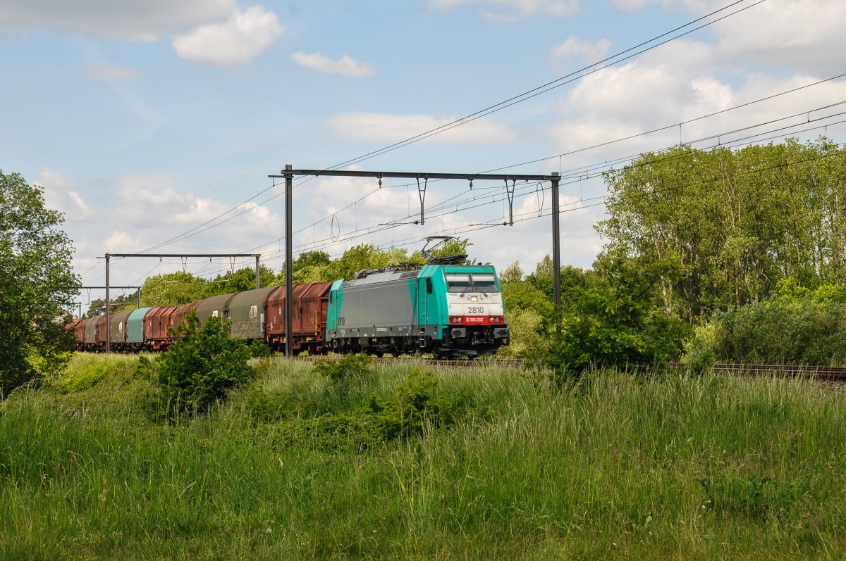 Cobra-Lok 2810 unterwegs mit einem gemischten Güterzug nach Aachen-West. Aufgenommen am 27/05/2015 ausgangs der Ortschaft Lummen-Linkhout.