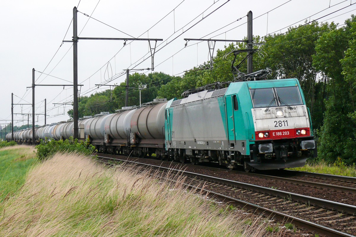 Cobra-Lok 2811 (186 203) macht sich vom Antwerpener Hafen mit einem Kesselzug am Haken auf den Weg nach Aachen-West, hier aufgenommen am 12/08/2009 auf der Schleife bei Ekeren.