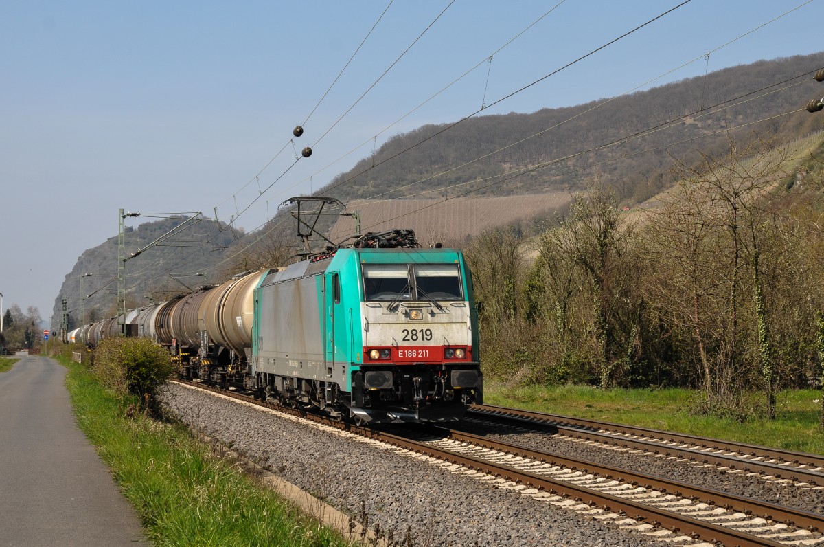 Cobra-Lok 2819 (186 211) zieht einen Kesselwagenzug auf der rechten Rheinstrecke Richtung Süden. Aufnahme vom 09/04/2015 in Leutesdorf.