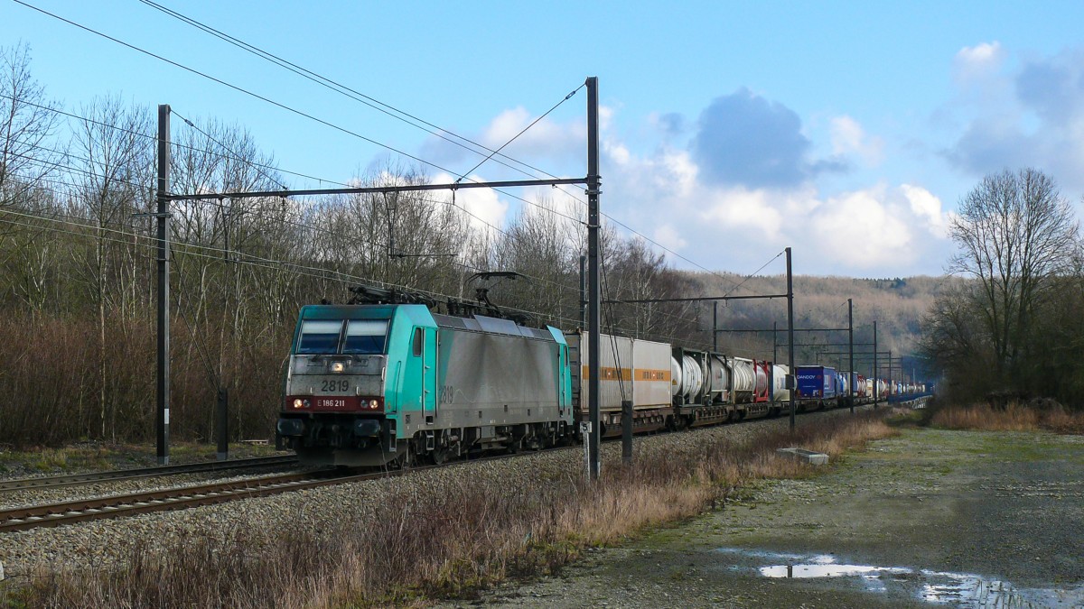 Cobra-Lok 2819 scheint auch schon länger keine Waschanlage mehr gesehen zu haben. Hier aufgenommen bei Remersdael am 17/01/2015 mit einem Containerzug am Haken von Aachen-West kommend in Richtung Visé.