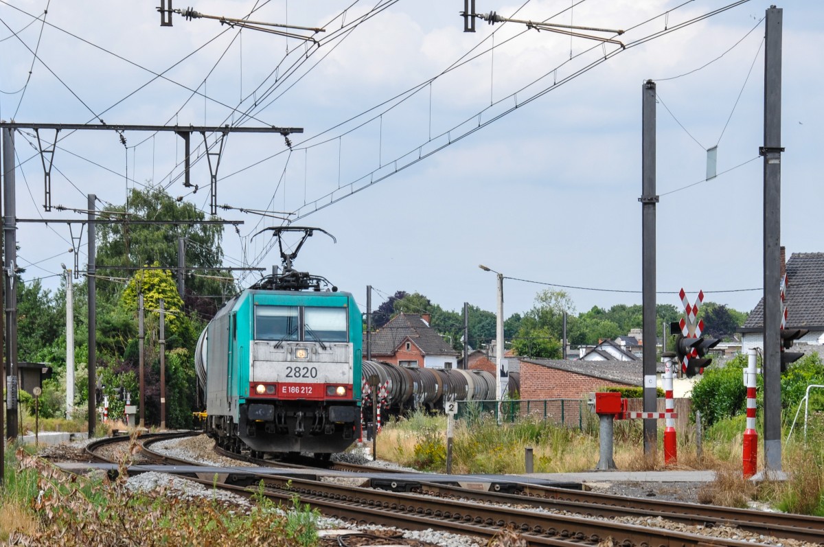 Cobra-Lok 2820 (186 212) rollt mit einem langen Kesselwagenzug durch die Ortschaft Hoeselt in Richtung Hasselt auf der Linie 35. Aufgenommen am 23/07/2015.
