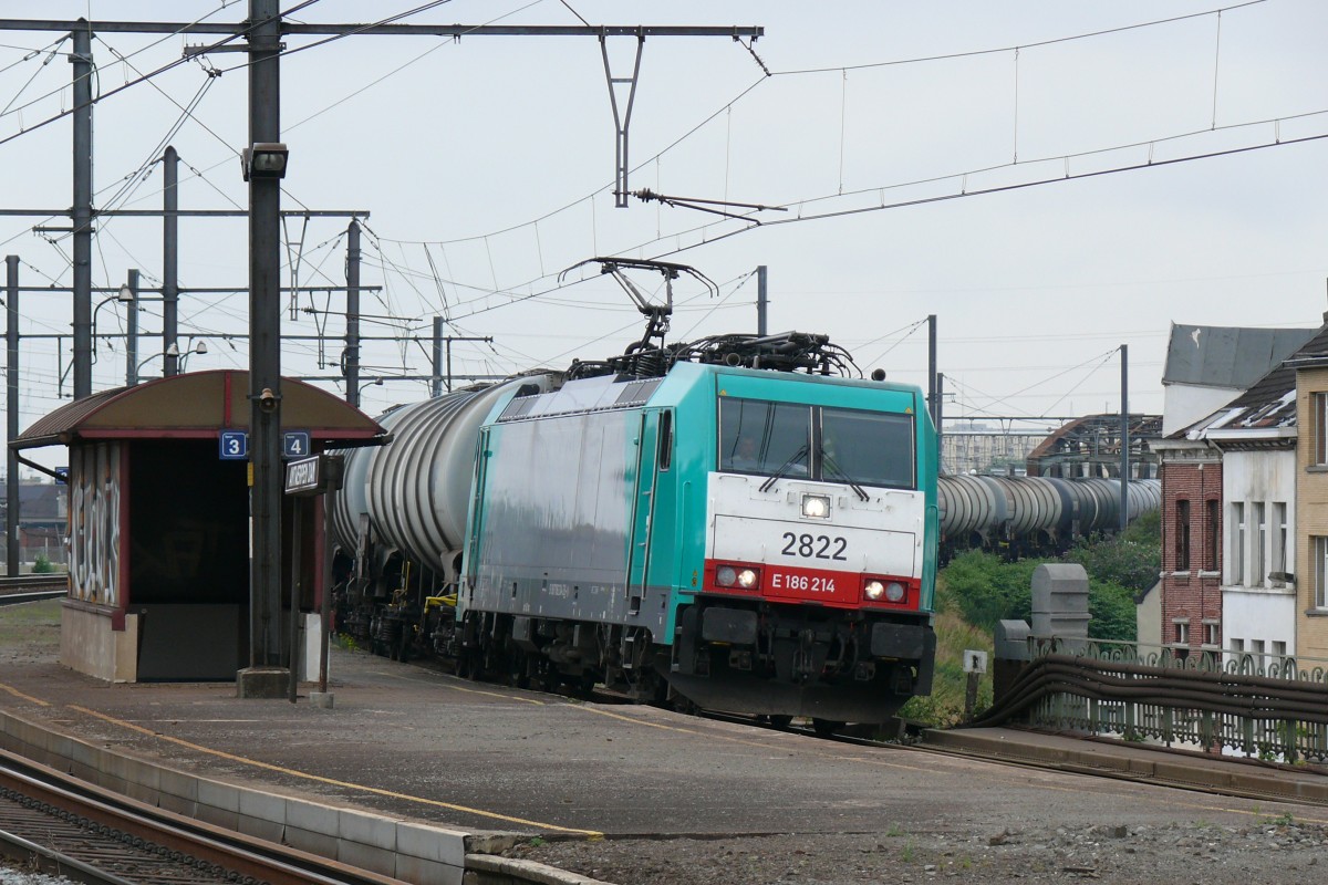 Cobra-Lok 2822 zieht einen Kesselwagenzug durch Antwerpen-Dam auf dem Weg nach Aachen-West. Aufgenommen am 27.07.2010.