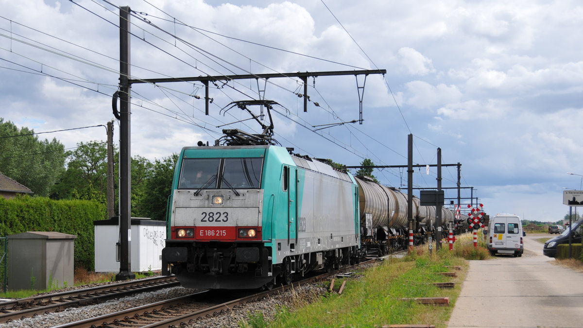 Cobra-Lok 2823 (186 215) zieht einen Kesselwagenzug in Richtung Hasselt. Gruß zurück an den freundlichen Lokführer. Aufnahme vom 30/06/2017 in s'Herenelderen. 