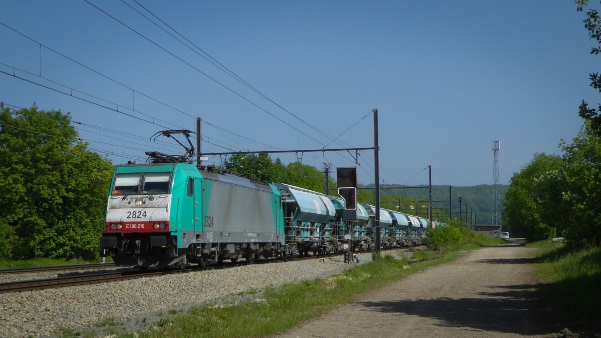 Cobra-Lok 2824 hat soeben die Blockstelle Remersdael passiert auf dem Weg von Aachen-West Richtung Antwerpen. Aufnahme vom 17/05/2014.