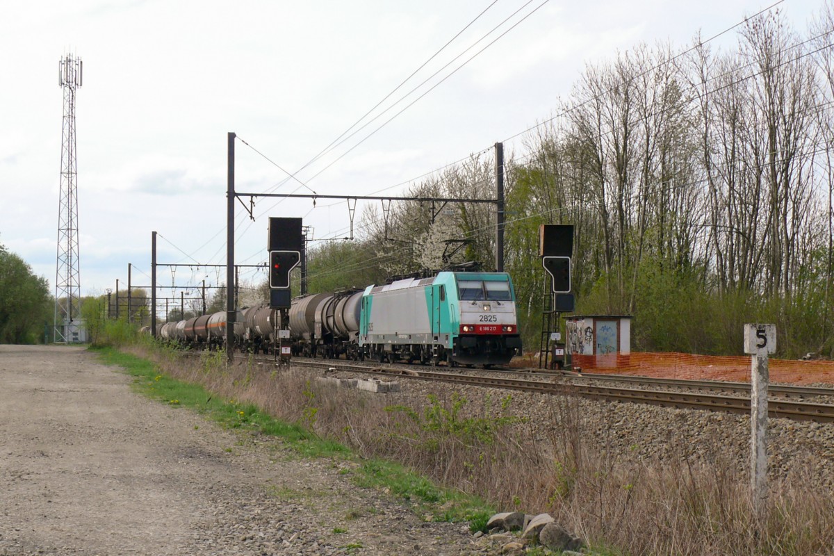 Cobra-Lok 2825 passiert mit einem Kesselwagenzug die Blockstelle bei Remersdael auf dem Weg nach Aachen-West. Aufgenommen am 07/04/2014.