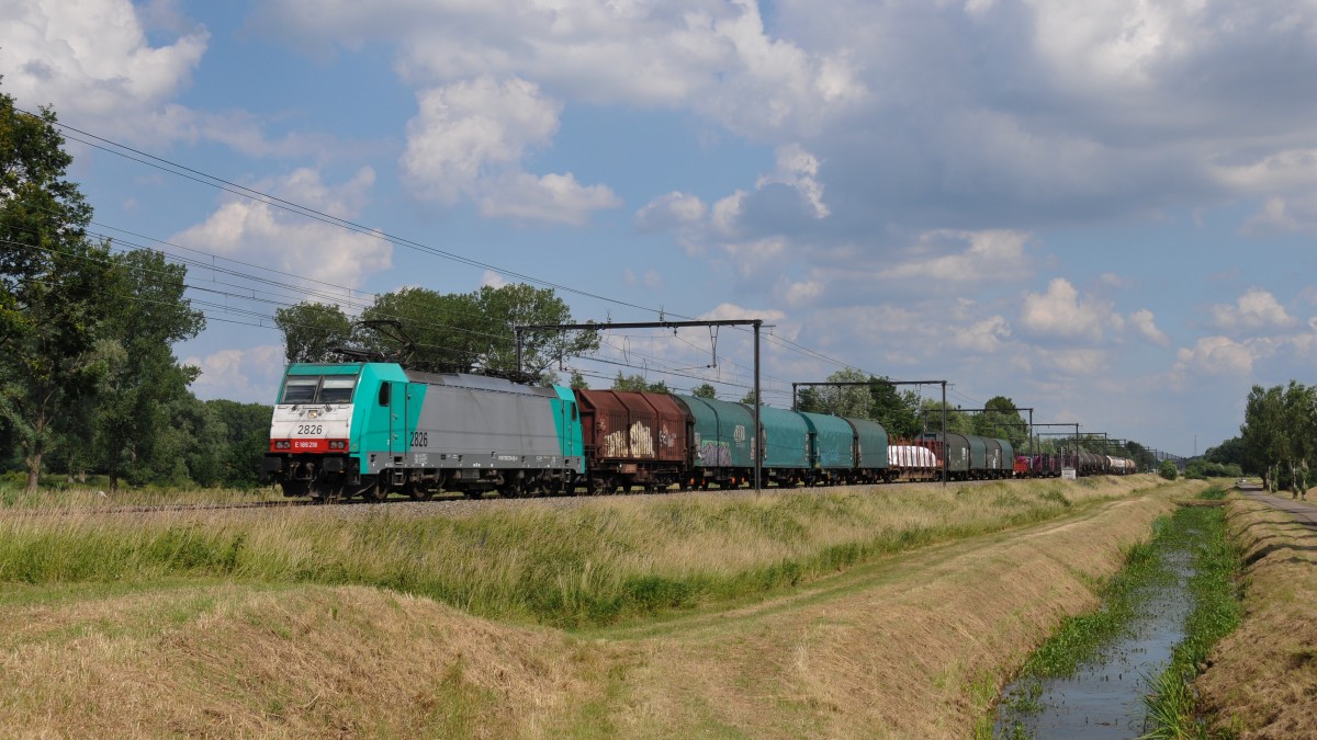 Cobra-Lok 2826 strebt mit einem gemischten Güterzug Antwerpen entgegen. Aufgenommen am 27/06/2015 zwischen Schulen und Lummen-Linkhout.
