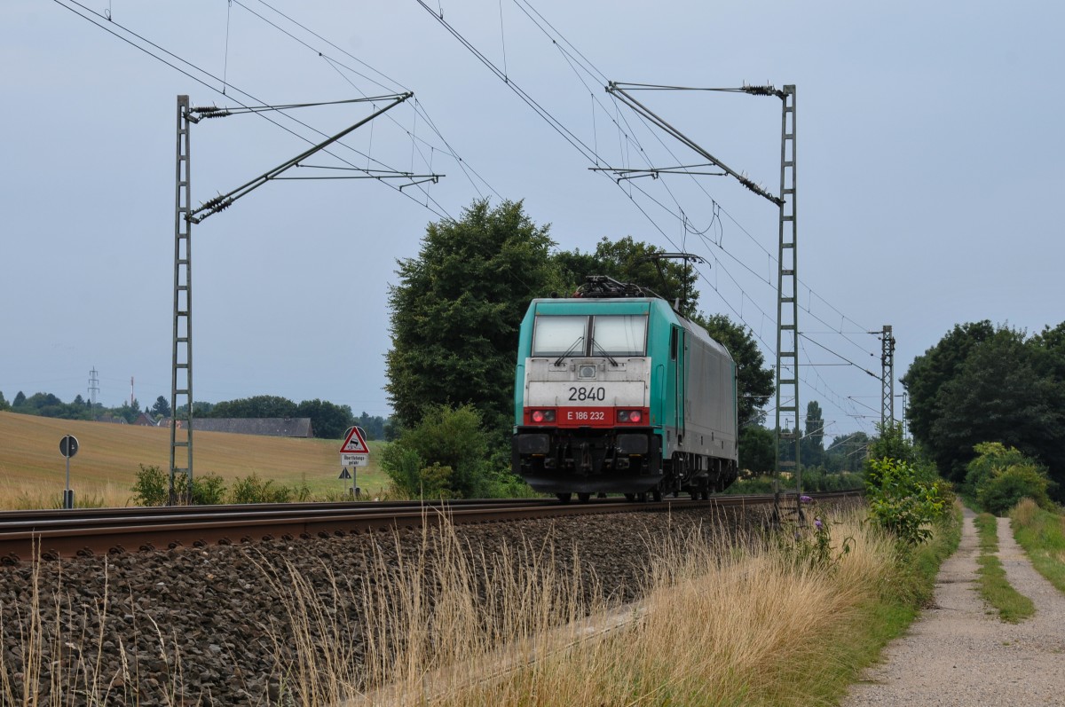 Cobra-Lok 2840 (186 232) rollt solo Richtung Aachen. Aufgenommen am 09/08/2015 an der KBS 485 bei Süggerath.