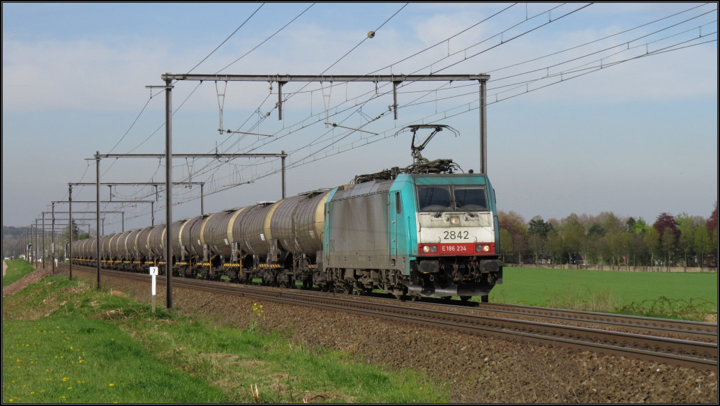 Cobra Lok 2842 ist mit einen Kesselwagenzug unterwegs nach Aachen West. Hier zu sehen unweit von Tongeren in Belgien am 21.April 2016.
