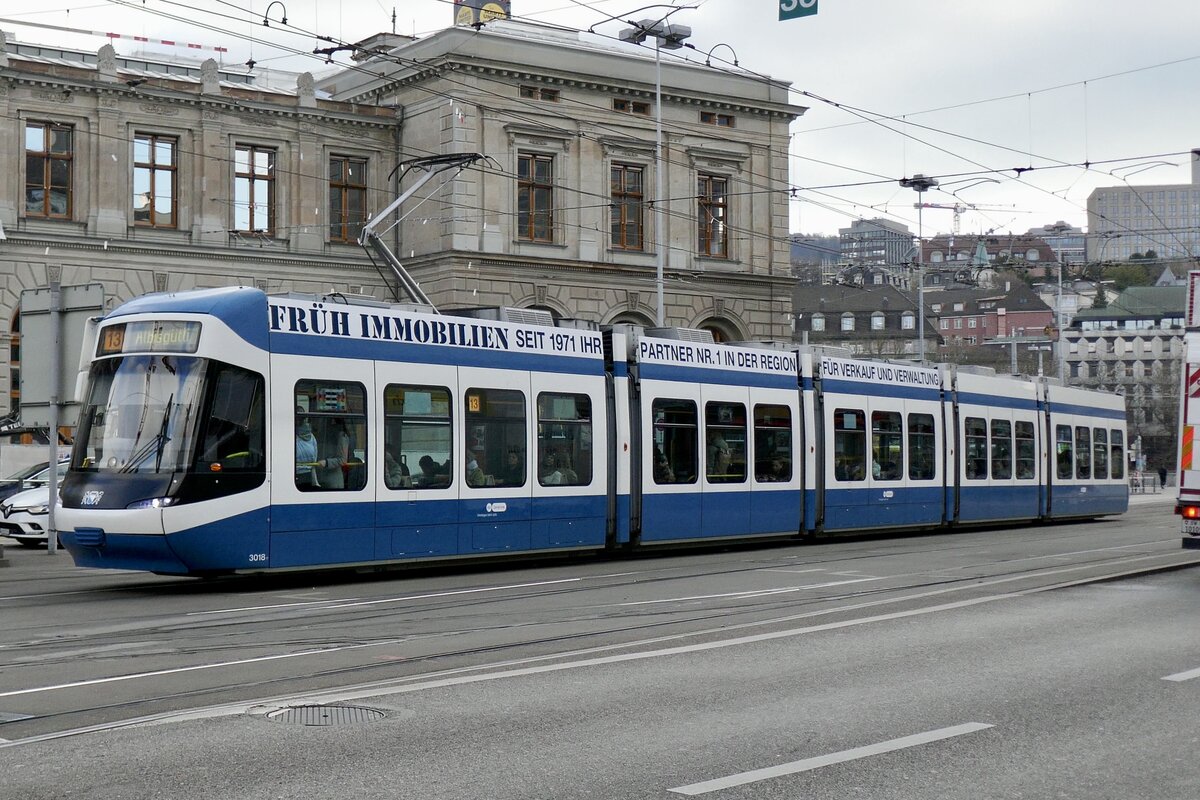 Cobra Tram Be 5/6 3018 der VBZ am 4.4.23 vor dem Hauptbahnhof Zürich.