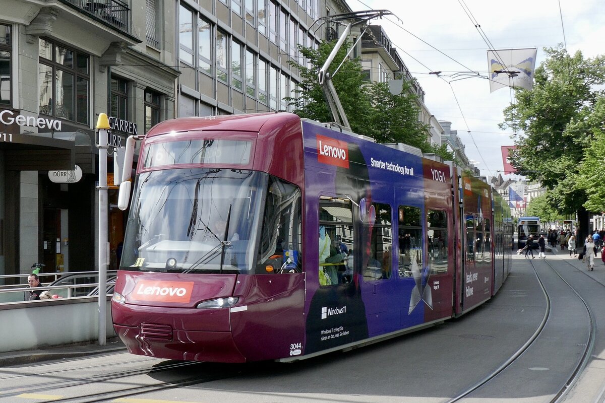 Cobra Tram Be 5/6 3044 der VBZ mit Vollwerbung für Lenovo am 18.5.23 in der Zürcher Bahnhofstrasse.