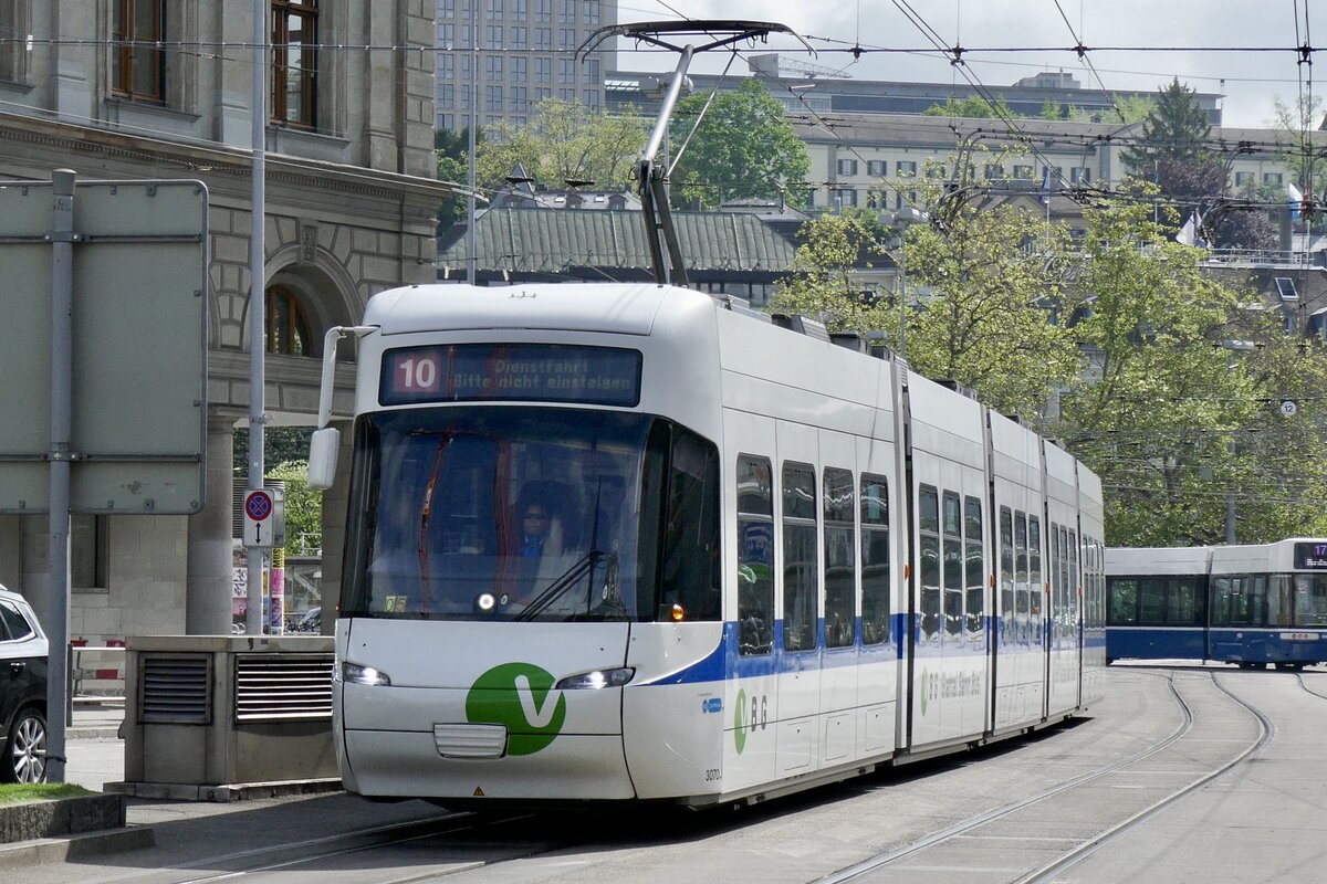Cobra Tram Be 5/6 3070 der VBG am 18.5.23 beim Hauptbahnhof Zürich.