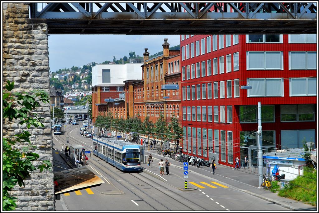 Cobratram der Linie 17 an der Haltestelle Dammweg, Diese befindet sich an der Limmatstrasse unmittelbar neben der SBB.Brücke der Wipkingerlinie. (19.06.2014)