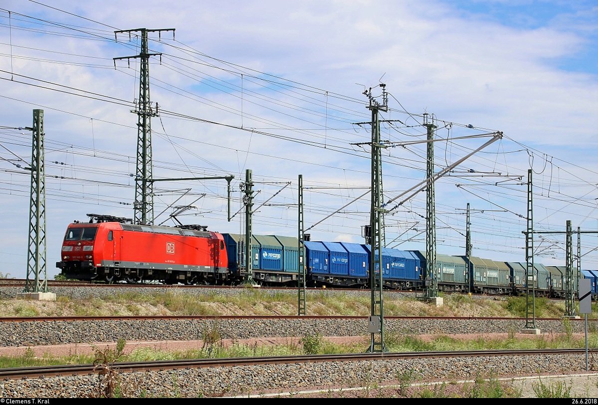 Coilzug (?) mit 185 146-8 DB fährt in Halle (Saale), Karl-von-Thielen-Straße, auf der Ostumfahrung für den Güterverkehr Richtung Norden.
[26.6.2018 | 14:36 Uhr]