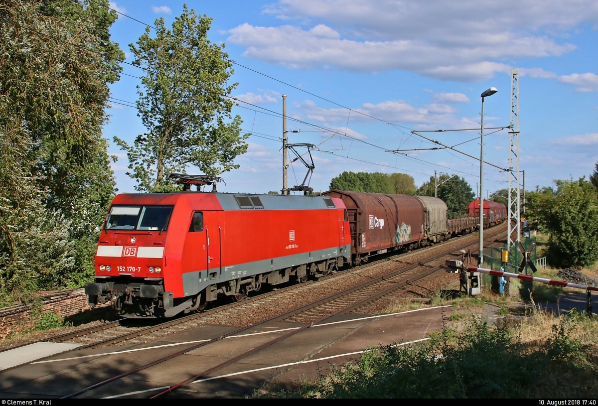 Coilzug mit 152 170-7 DB fährt in Zscherben, Angersdorfer Straße, auf der Bahnstrecke Halle–Hann. Münden (KBS 590) Richtung Sangerhausen.
[10.8.2018 | 17:40 Uhr]