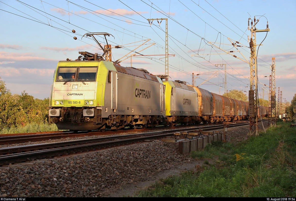 Coilzug mit 185 580-8 und Wagenlok 145 094-9 der ITL Eisenbahngesellschaft mbH (ITL) fährt in der Saaleaue bei Angersdorf auf der Bahnstrecke Halle–Hann. Münden (KBS 590) Richtung Angersdorf.
[10.8.2018 | 19:56 Uhr]