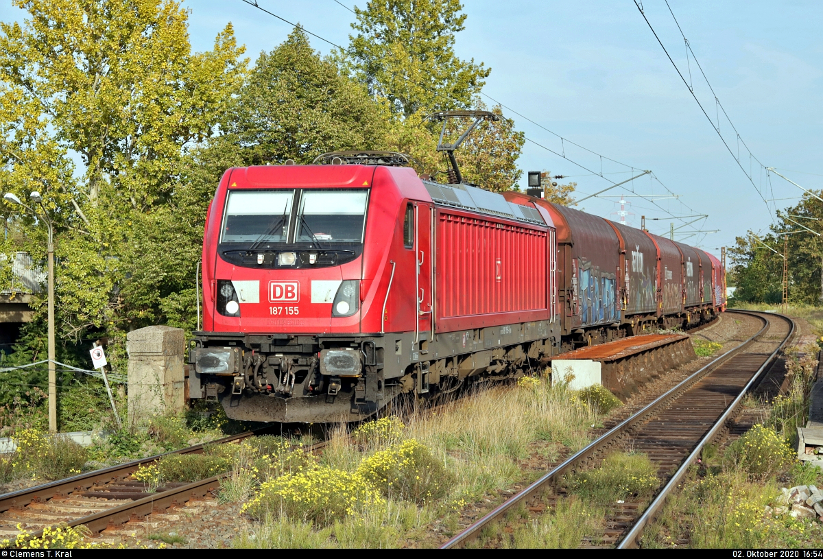 Coilzug mit 187 155-7 durchfährt den Hp Halle Rosengarten auf Gleis 2 Richtung Angersdorf. Im Bereich der hier angedeuteten Rosengartenbrücke befindet sich noch eine Langsamfahrstelle von 50 km/h.
Aufgenommen am Ende des Bahnsteigs 1.

🧰 DB Cargo
🚩 Bahnstrecke Halle–Hann. Münden (KBS 590)
🕓 2.10.2020 | 16:54 Uhr
