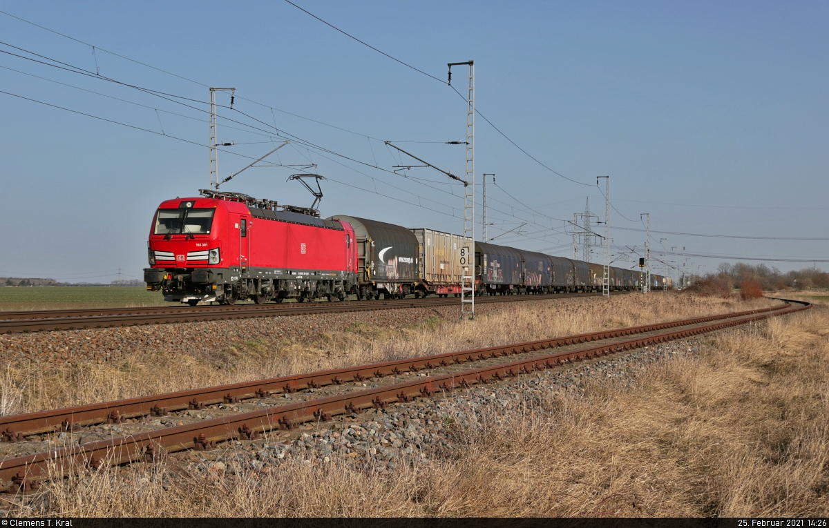 Coilzug mit 193 381-1 (Siemens Vectron) ist bei Peißen Richtung ZBA Halle (Saale) unterwegs. Im Vordergrund das hier abzweigende Anschlussgleis der Industriebahn Halle/Queis (IBHQ).

🧰 DB Cargo
🚩 Bahnstrecke Halle–Cottbus (KBS 219)
🕓 25.2.2021 | 14:26 Uhr
