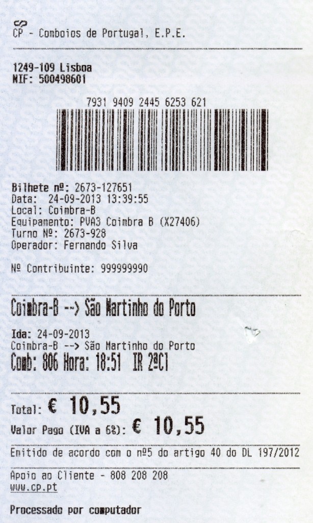 COIMBRA (Distrikt Coimbra), 24.09.2013, Fahrkarte für eine einfache Fahrt von Coimbra nach São Martinho do Porto, gekauft am Schalter -- Fahrkarte eingescannt