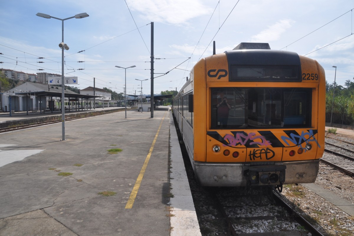 COIMBRA (Distrikt Coimbra), 24.09.2013, Wagen 2259 hat Pause im Bahnhof Coimbra-B, dem etwas außerhalb der Stadt gelegenen Fern- und Regionalbahnhof