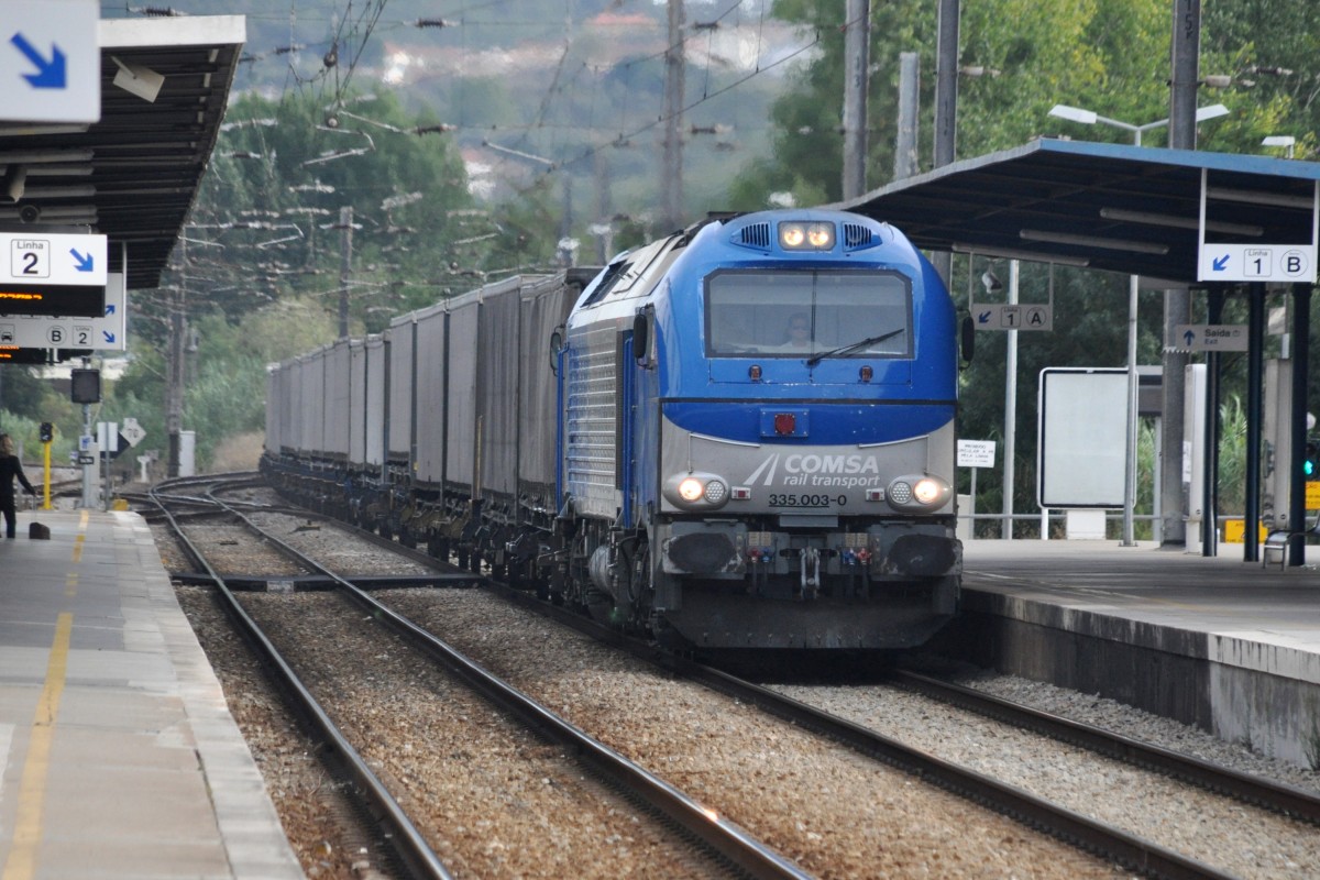 COIMBRA (Distrikt Coimbra/Concelho Coimbra), 24.09.2013, die spanische Diesellok 335 003-0 durchfährt mit einem Güterzug den Bahnhof Coimbra-B; in Deutschland ist diese Lok bekannt als Vossloh Euro 4000)