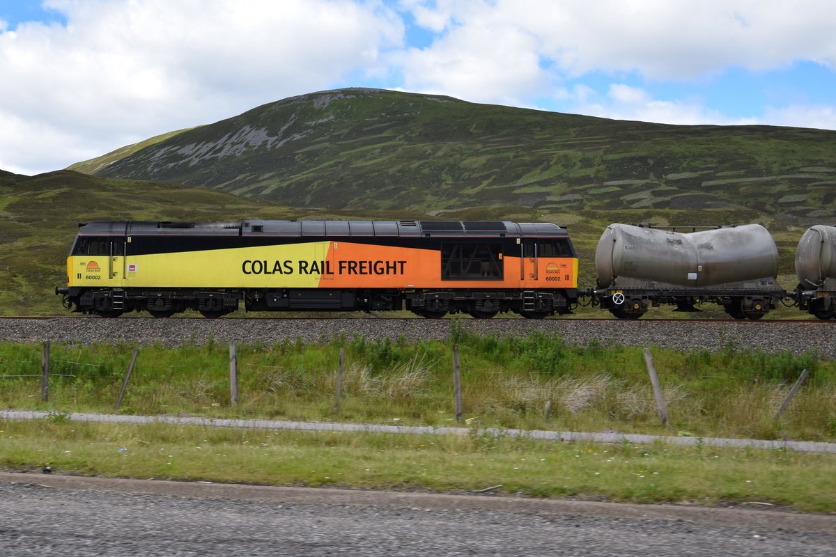 COLAS RAIL FREIGHT Class 60 002 ist am 12.07.2017 zwischen Dalwhinnie und Blair Atholl in Richtung Süden unterwegs und konnte hier entlang der A9 fotografiert werden.