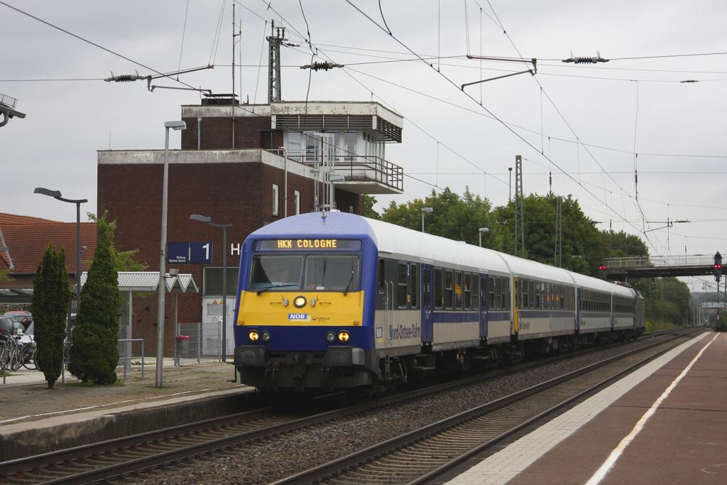  Cologne  prangt auf dem Zug Ziel Anzeiger des Steuerwagen des HKX 1800,
als dieser am 2.9.2013 den Bahnhof Hasbergen mit seinem Ziel Kln passiert.
Die NOB Wagen Garnitur wurde dabei von einem schwarzen MRCE Taurus geschoben.