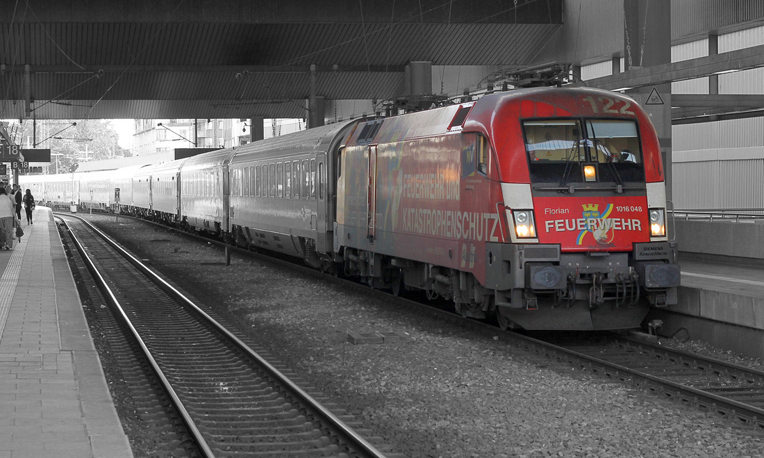 Colorkey-Spielerei mit ÖBB 1016 048,die am 28. Mai 2018 im Düsseldorfer Hauptbahnhof posierte.