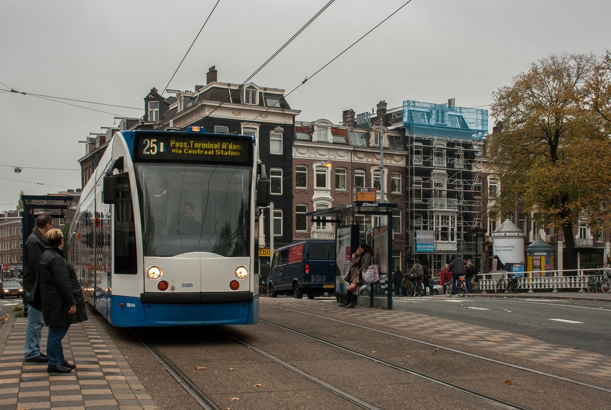 Combino 2085

GVB 2085 kreuzt die Stadhouderskade und hält gleich in der gleichlautenden Station.

Siemens Combino verkehren seit 2002 in Amsterdam. Das Foto entstand am 30.November.2011