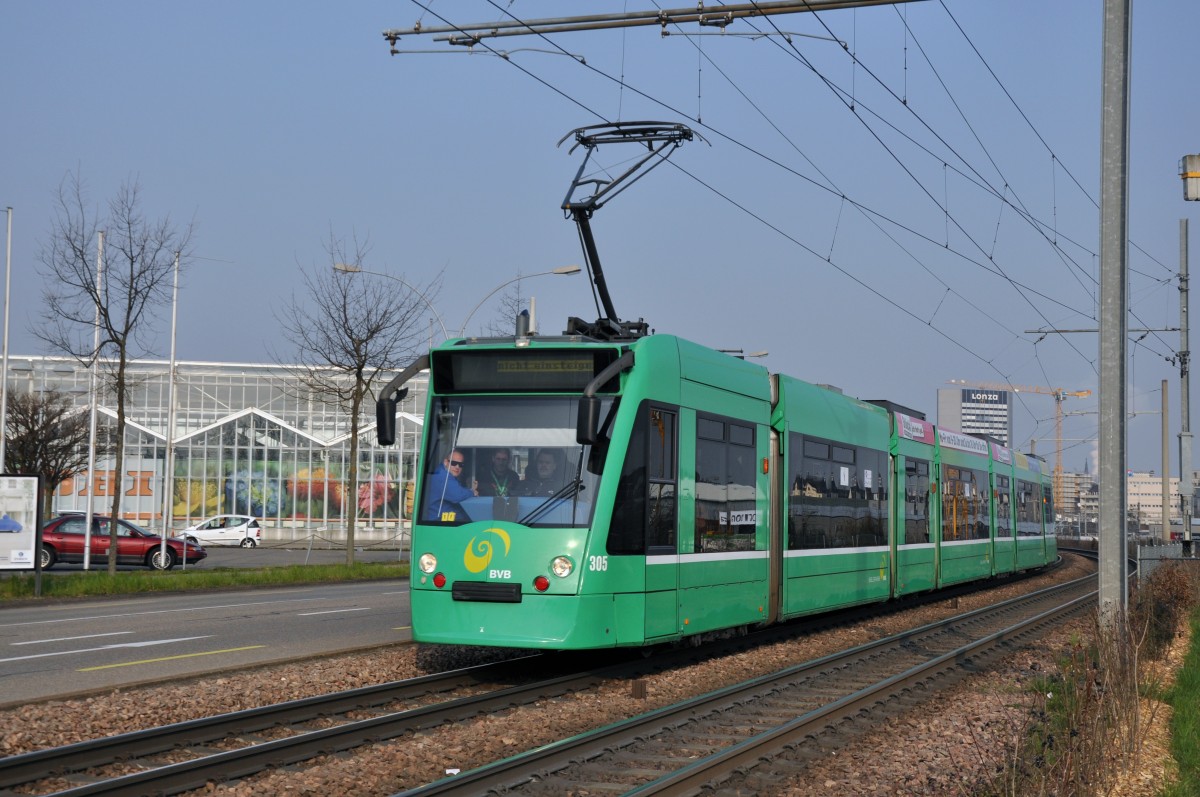 Combino 305 mit der Fahrschule kurz vor der Haltestelle M-Parc. Die Aufnahme stammt vom 06.03.2014.