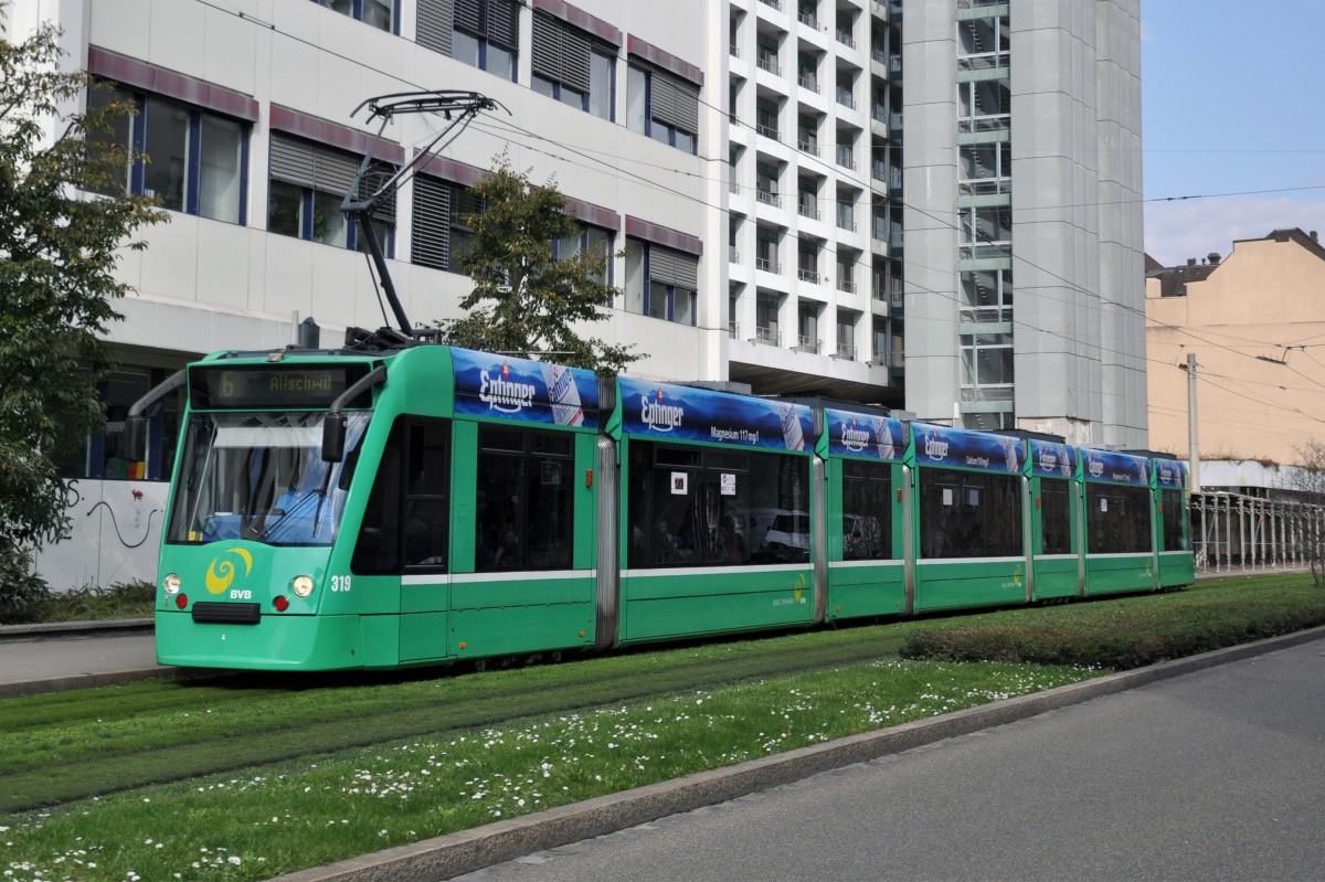 Combino 319 auf der Linie 6 kurz vor der Haltestelle Gewerbeschule. Die Aufnahme stammt vom 05.03.2014