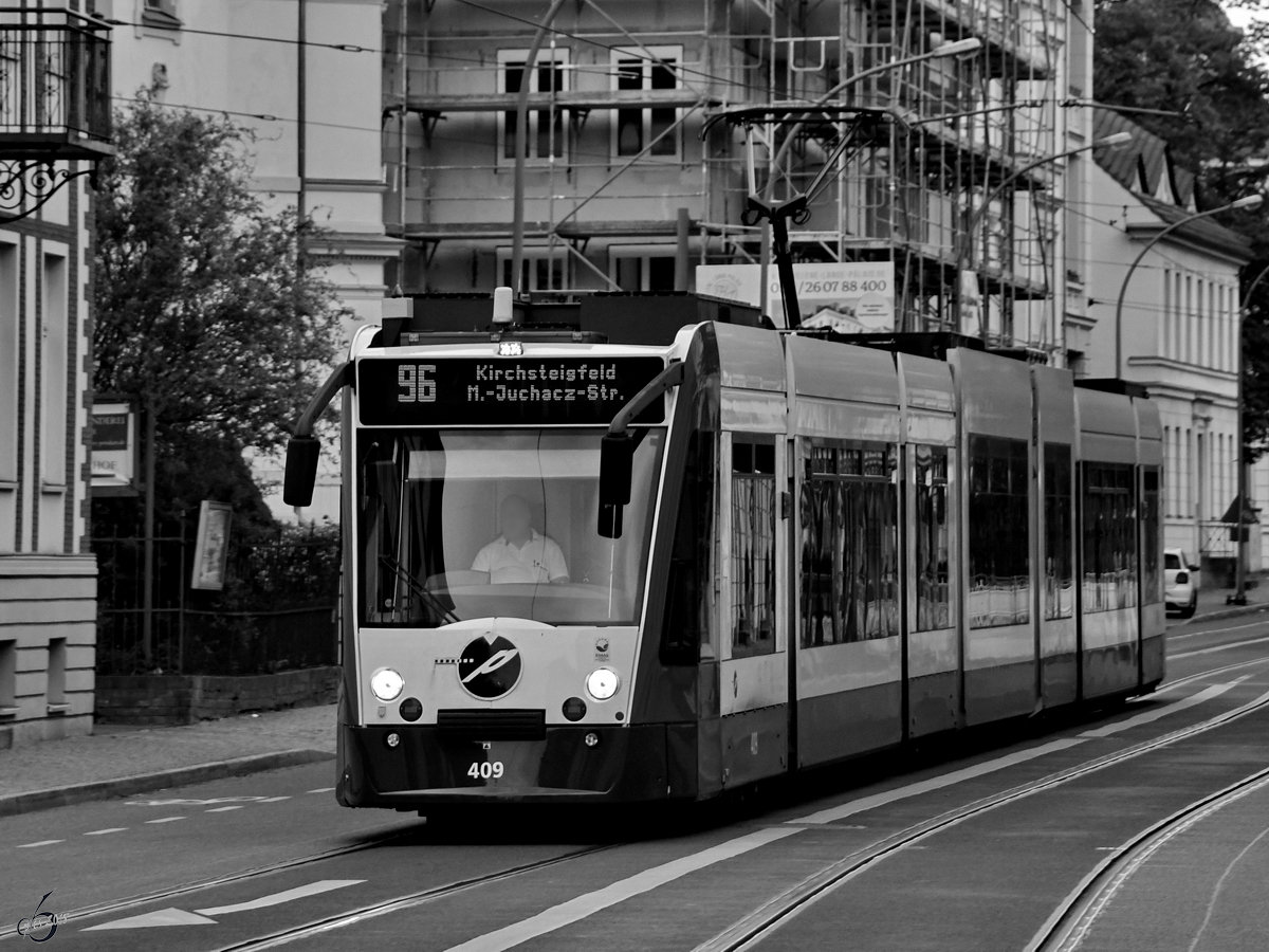 Combino 409 Ende April 2018, unterwegs auf den Straßen von Potsdam.