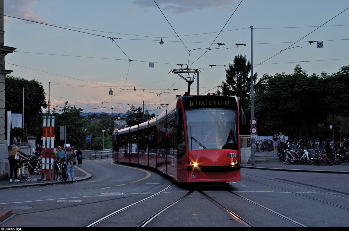 Combino 751 erreicht am 9. August 2014 gerade den Casinoplatz und die Haltestelle Zytglogge. Die verlängerten Combino Advanced wurden für den Verkehr auf der Überlandlinie nach Worb Dorf, welche seit 2010 von BERNMOBIL als Linie 6 betrieben wird, mit Zugsicherung ausgerüstet. Der RBS stellt auch nach dem Betreiberwechsel den grösseren Teil der Fahrzeuge und etwa die Hälfte der Wagenführer.