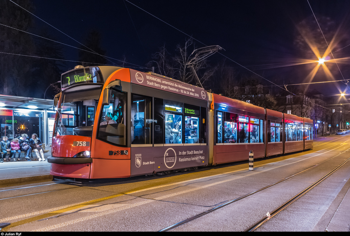 Combino Be 4/6 758 wirbt für die Aktionswoche gegen Rassismus. Am Abend des 18. März 2016 ist er auf der Linie 7 unterwegs an der Haltestelle Helvetiaplatz.