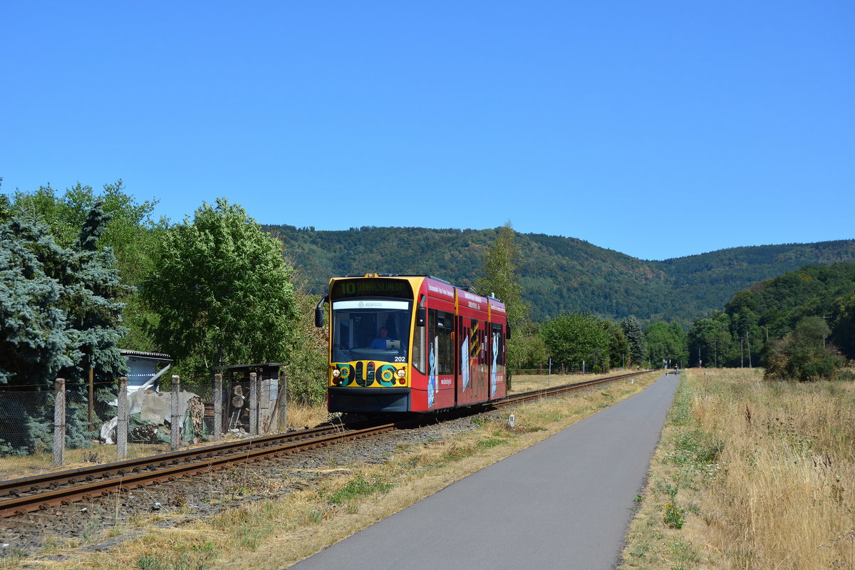 Combino Duo 202 erreicht den Ortsrand von Niedersachswerfen aus Richtung Ilfeld kommend.

Niedersachswerfen 06.08.2018