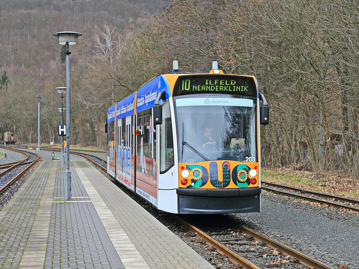 Combino Duo 203 an der Haltestelle Ilfeld am 30. Januar 2016.
