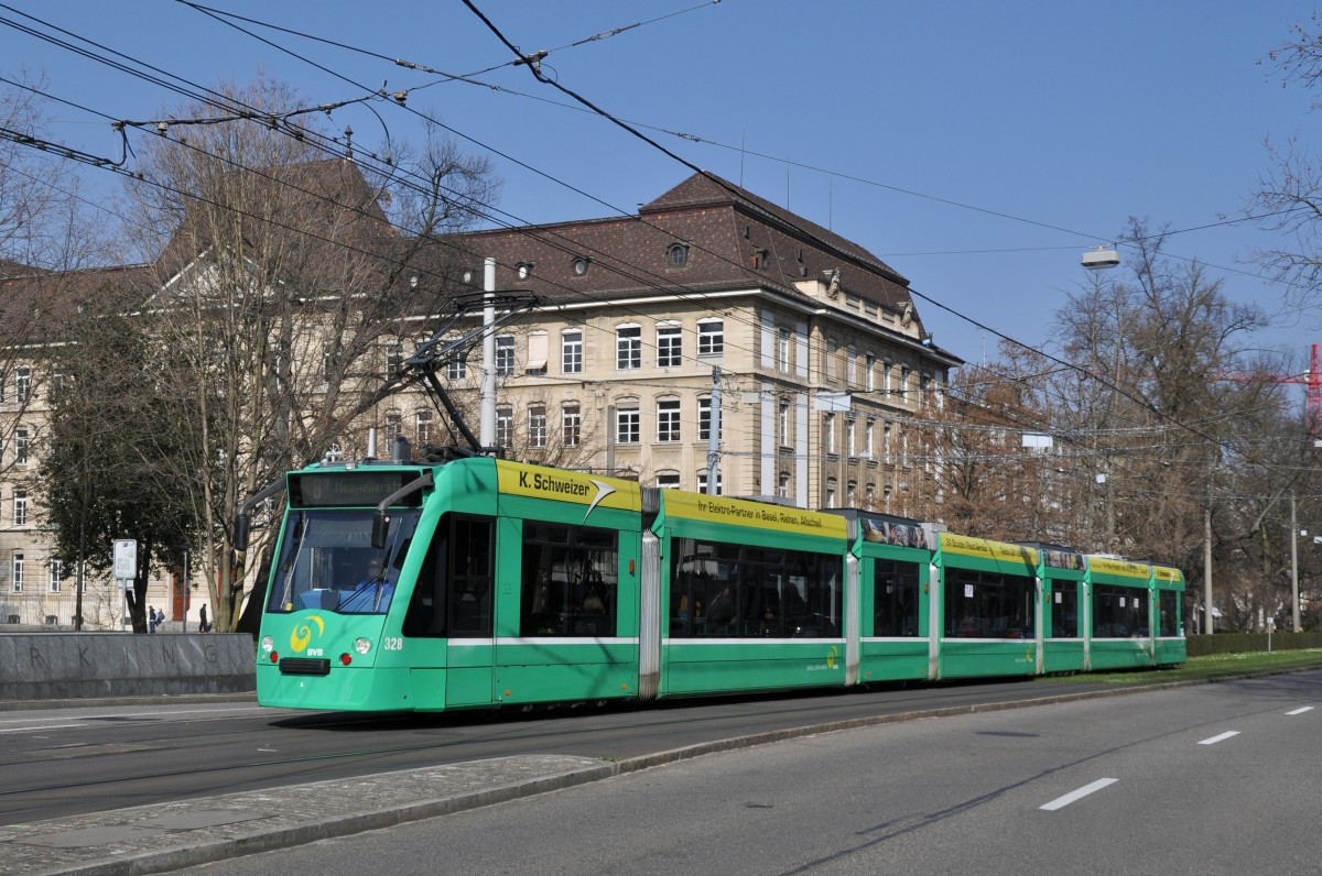Combino mit der Bertiebsnummer 328 kurz vor dem Bahnhof SBB. Die Aufnahme stammt vom 07.03.2014.