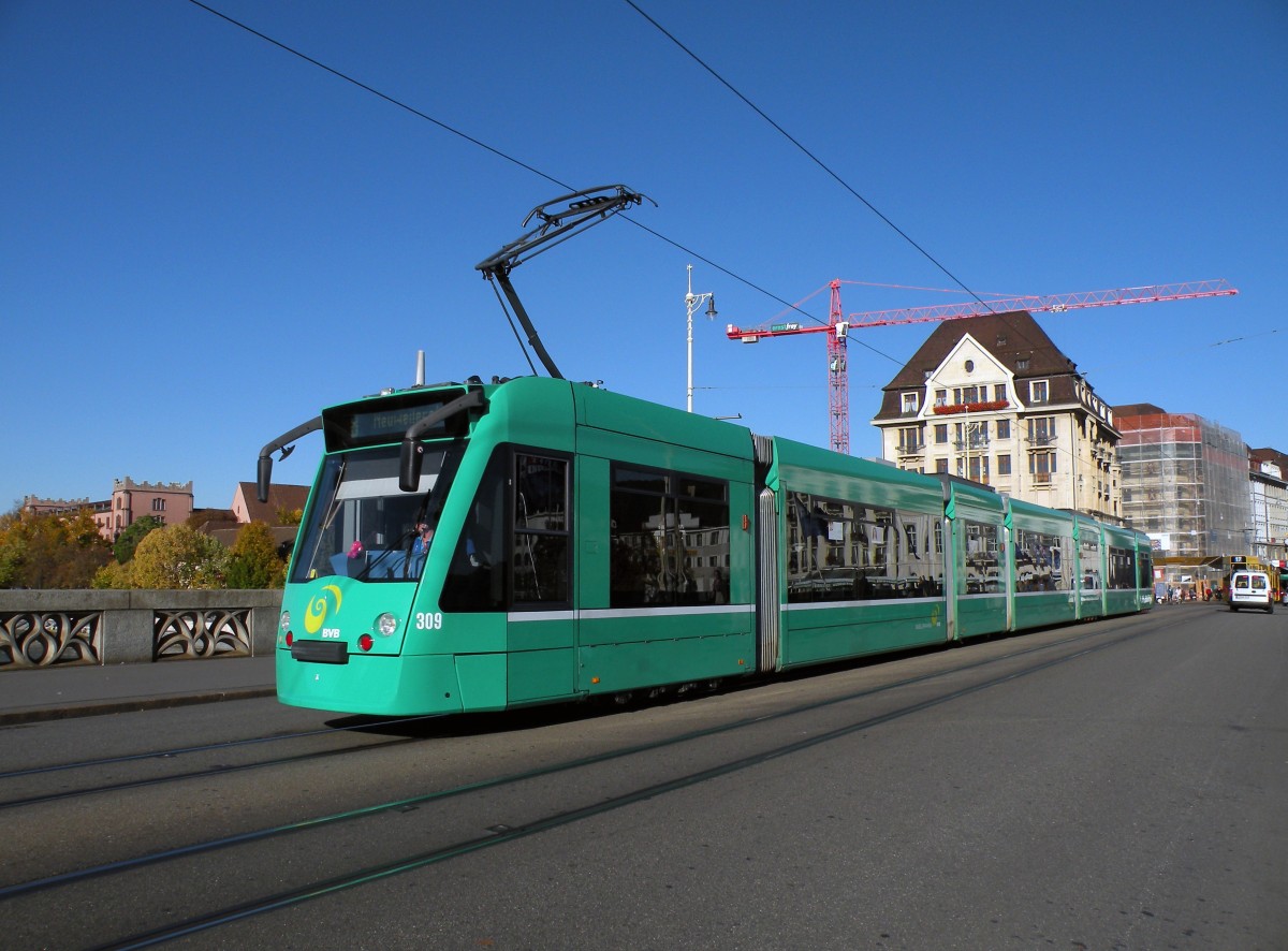 Combino mit der Betriebsnummer 309 auf der Linie 8 berquert die mittlere Rheinbrcke. Die Aufnahme stammt vom 24.10.2013.