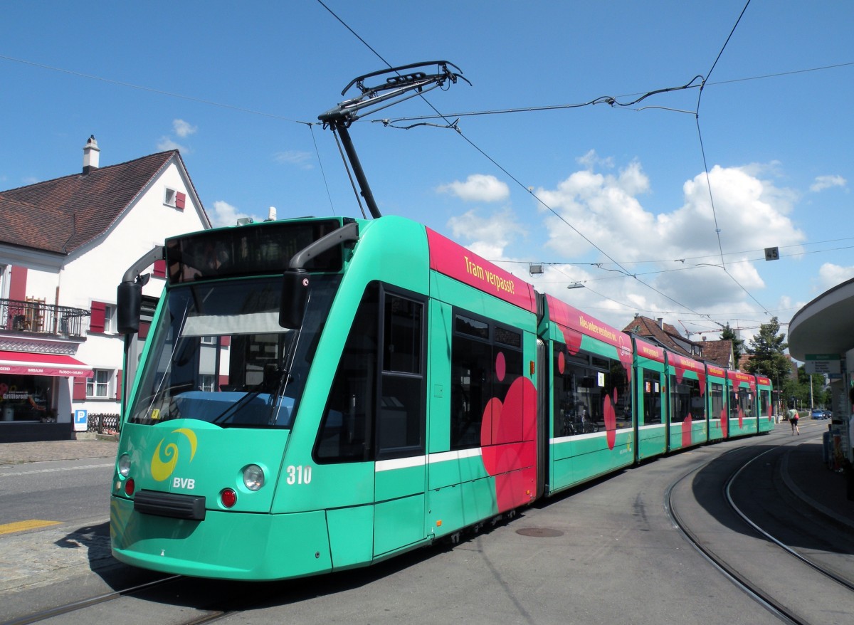 Combino mit der Betriebsnummer 310 an der Endhaltestelle der Linie 6 in Allschwil. Die Aufnahme stammt vom 14.08.2013.