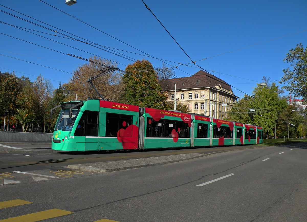 Combino mit der Betriebsnummer 314 auf der Linie 8 kurz vor der Haltestelle Bahnhof SBB. Die Aufnahme stammt vom 30.10.2013.