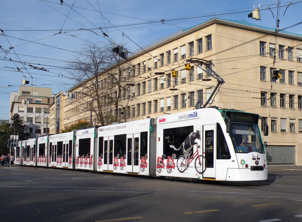Combino mit der Betriebsnummer 318 und der Swiss Milk Vollwerbung auf der Linie 8 kurz nach der Haltestelle Dreirosenbrcke. Die Aufnahme stammt vom 26.10.2013.