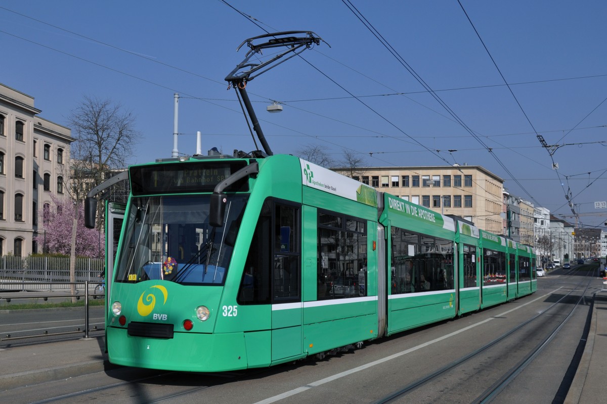 Combino mit der Betriebsnummer 325 an der Basler Fasnacht auf der Linie 1. Die Aufnahme stammt vom 12.03.2014.